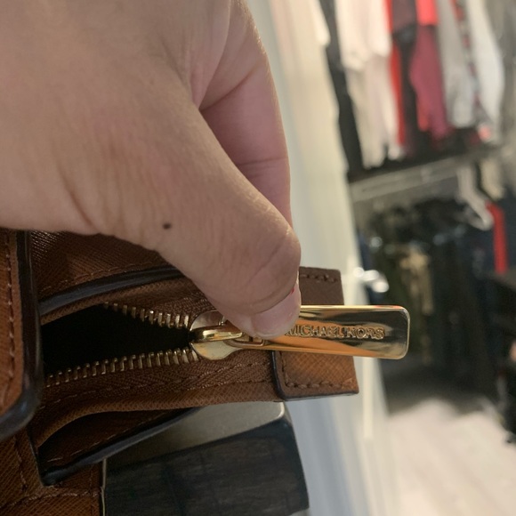 Micheal kors sachet handbag - Picture 4 of 5